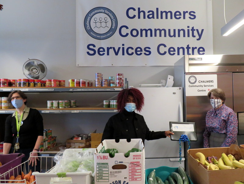 Chalmers Community Services Centre receives a cheque from 100WWCG.